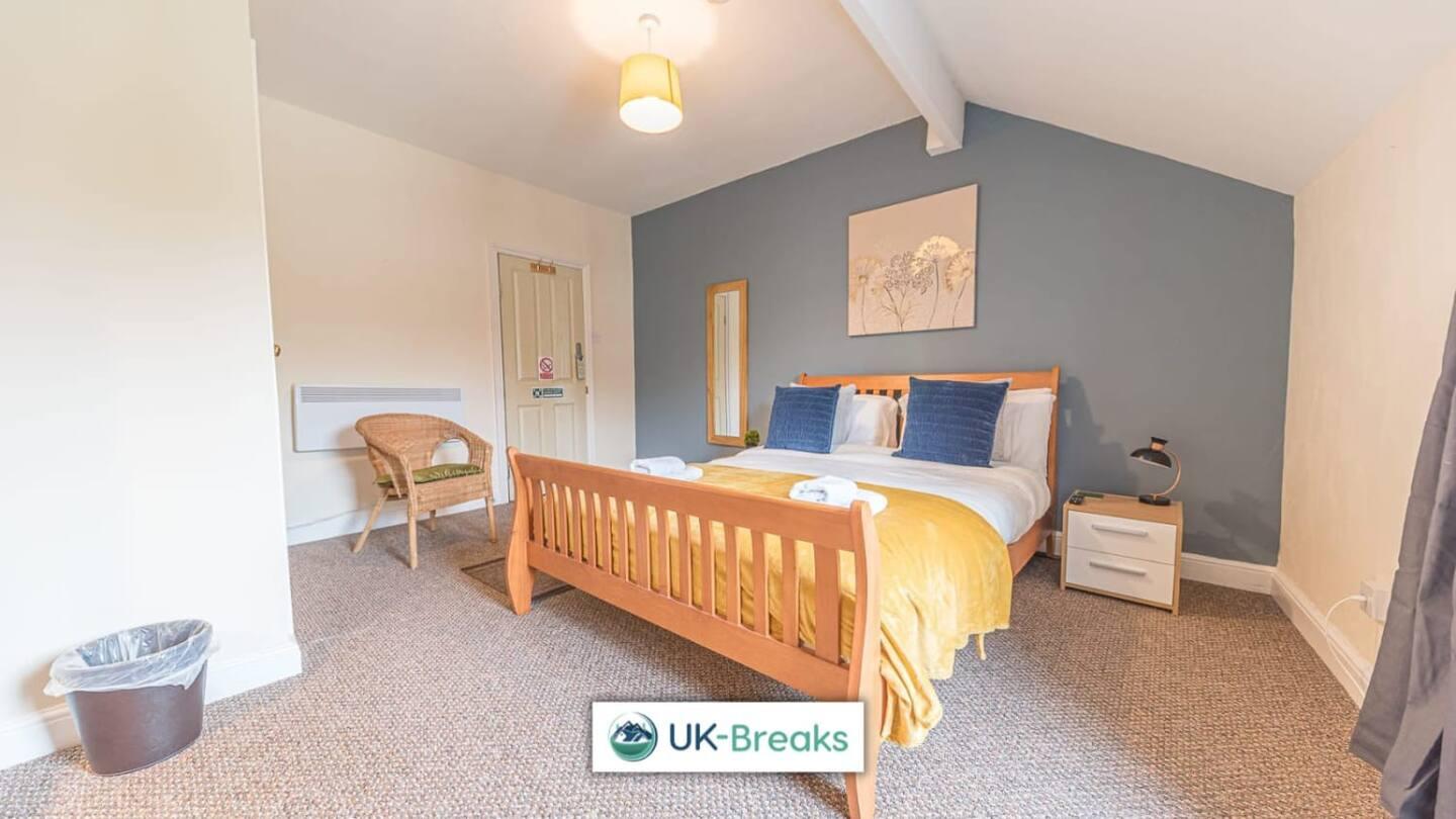Large, Centrally Located, 5 Bedroom House Workington Exterior foto