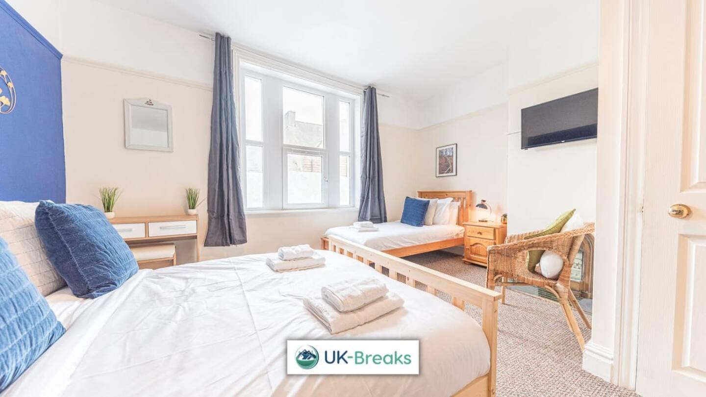 Large, Centrally Located, 5 Bedroom House Workington Exterior foto