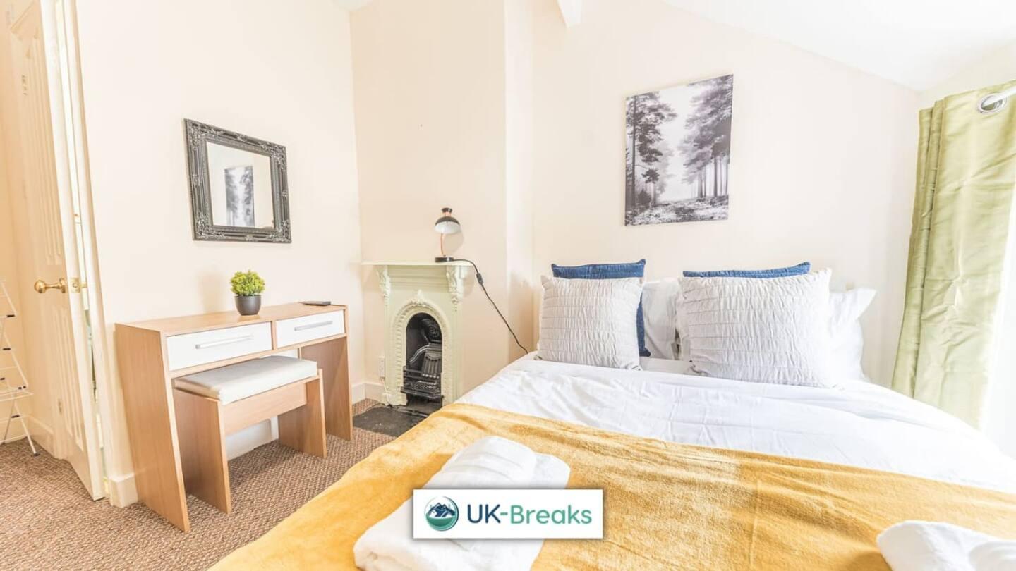 Large, Centrally Located, 5 Bedroom House Workington Exterior foto